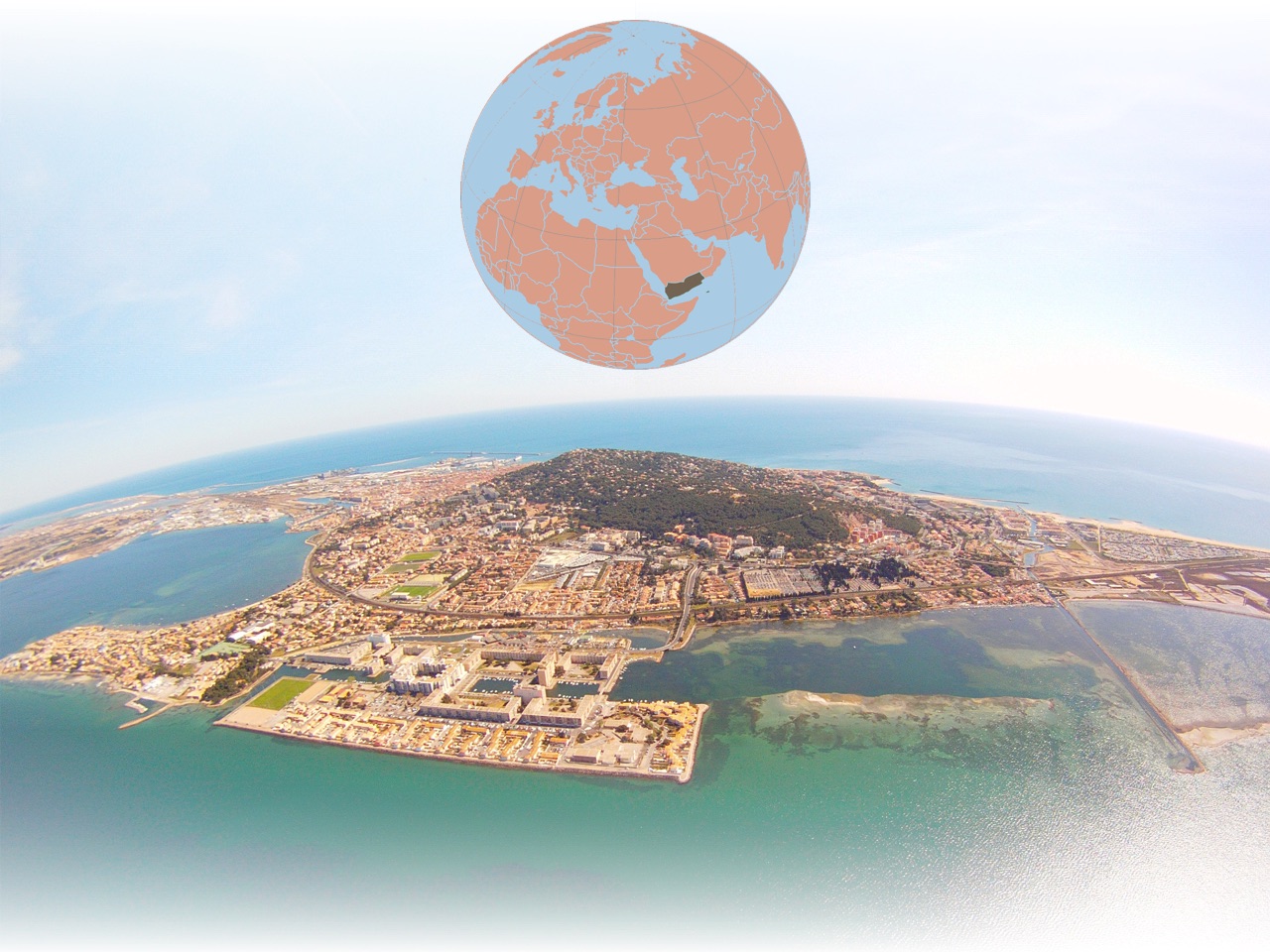 vue aérienne de la mer Méditerranée, avec Sète au premier plan, et un globe terrestre dans le ciel montrant la position du Yémen.